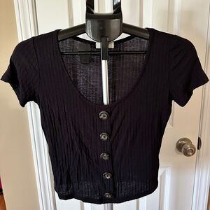 LOVE J BLACK RIBBED SHORT SLEEVE TOP WITH TORTOISE BUTTON DOWN DETAIL